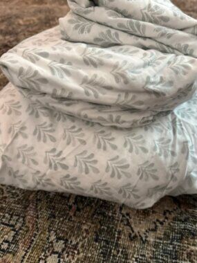 Boll & Branch White with Grey Dot Blossom Pattern KING Percale Hemmed 4PCS Sheet